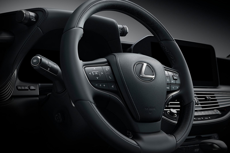 Tất cả phiên bản của LS 2021 đều có 6 chế độ lái Eco, Comfort, Customise, Normal, Sport S, Sport S+. Các công nghệ an toàn trên xe gồm 12 túi khí và gói Lexus Safety System+. Gói này gồm công nghệ cảnh báo va chạm phía trước, kiểm soát hành trình bằng radar với tính năng Stop&amp;Go, hỗ trợ giữ làn, cảnh báo điểm mù...