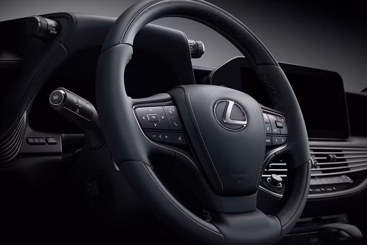 Tất cả phiên bản của LS 2021 đều có 6 chế độ lái Eco, Comfort, Customise, Normal, Sport S, Sport S+. Các công nghệ an toàn trên xe gồm 12 túi khí và gói Lexus Safety System+. Gói này gồm công nghệ cảnh báo va chạm phía trước, kiểm soát hành trình bằng radar với tính năng Stop&amp;Go, hỗ trợ giữ làn, cảnh báo điểm mù...