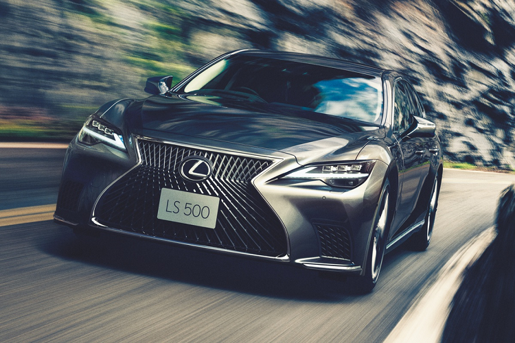 Là phiên bản nâng cấp giữa vòng đời, mẫu xe sang Lexus LS 2021 được thay đổi đôi chút ở thiết kế. Ở phía trước, xe có phần cản trước được làm lại, các khe gió được đặt thấp hơn, lưới tản nhiệt con suốt được sơn đậm màu.