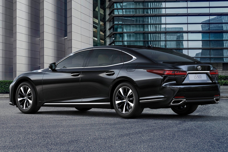 Lexus LS 2021 được trang bị kính cách âm, đèn LED 3 chùm sáng với công nghệ thích ứng, đèn hậu và đèn daylight LED, cửa sổ trời, đèn chào mừng...