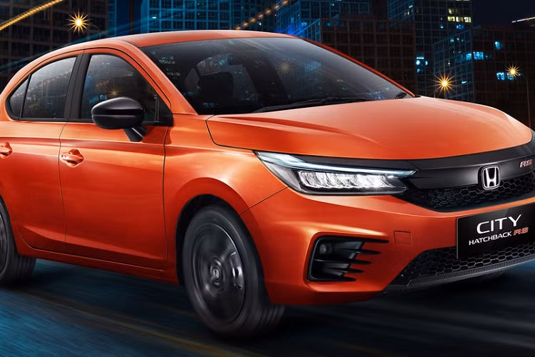 Khác với xe ở Thái Lan, mẫu xe cỡ B Honda City Hatchback 2021 dành cho thị trường Indonesia chỉ có 1 phiên bản là RS. Tuy nhiên, khi mua mẫu xe hatchback hạng B này, khách hàng Indonesia có thể chọn bản số sàn hoặc CVT.