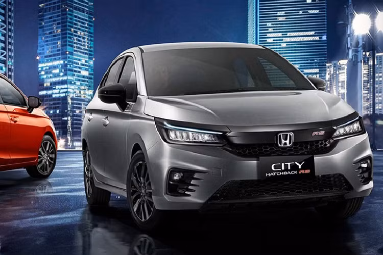 Vào hồi tháng 11 năm ngoái, Honda đã chính thức vén màn mẫu xe City Hatchback hoàn toàn mới tại thị trường Thái Lan. Đến nay, sau 4 tháng, Honda City Hatchback 2021 mới tiếp tục trình làng ở một thị trường Đông Nam Á khác, đó là Indonesia. Ở thị trường Indonesia, City Hatchback sẽ thay thế người anh em cùng phân khúc là Jazz. Điều thú vị là mẫu xe này lại ra mắt Indonesia trước cả phiên bản sedan.