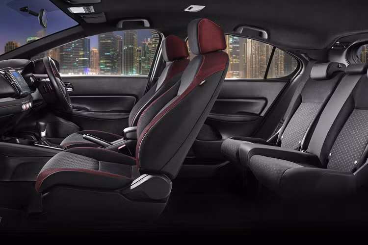 Cuối cùng là những trang bị an toàn như 6 túi khí tiêu chuẩn, hệ thống cân bằng điện tử, hỗ trợ khởi hành ngang dốc, nhắc nhở thắt dây an toàn và 4 cảm biến đỗ xe.