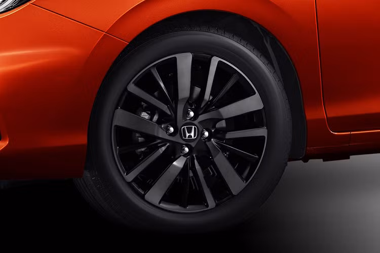 Bước vào bên trong Honda City Hatchback 2021, khách hàng Indonesia sẽ thấy sự kết hợp giữa chất liệu da, da lộn và nỉ. Nội thất của xe còn kết hợp giữa 2 màu sắc đen chủ đạo và đỏ làm điểm nhấn, tăng vẻ thể thao. Trong đó, màu đỏ xuất hiện trên các núm xoay chỉnh điều hòa, ở vô lăng, cần số và bảng đồng hồ.