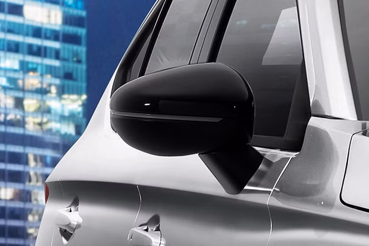 Nguồn cung cấp sức mạnh cho Honda City Hatchback 2021 tại thị trường Indonesia không phải là động cơ xăng 3 xi-lanh, tăng áp, dung tích 1.0L như xe ở Thái Lan. Thay vào đó, mẫu xe này được trang bị động cơ xăng 4 xi-lanh, hút khí tự nhiên, dung tích 1.5L, sản sinh công suất tối đa 121 mã lực tại tua máy 6.600 vòng/phút và mô-men xoắn cực đại 145 Nm. Đây cũng là mẫu xe mạnh mẽ nhất phân khúc.