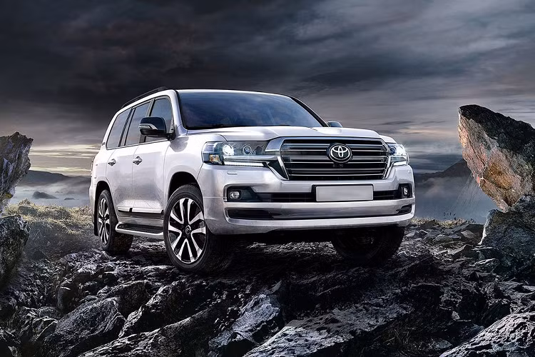Mới đây, trang tin Creative 311 của Nhật Bản đã đăng tải một số thông tin về trang bị động cơ liên quan tới mẫu xe Toyota Land Cruiser thế hệ mới. Cụ thể, mẫu xe được xem là "Huyền thoại SUV" sẽ khai tử trang bị động cơ V8 cỡ lớn truyền thống để thay thế bằng loại động cơ V6 cải tiến với nhiều ưu điểm về sức mạnh, tính tiết kiệm nhiên liệu và tiêu chuẩn khí thải.