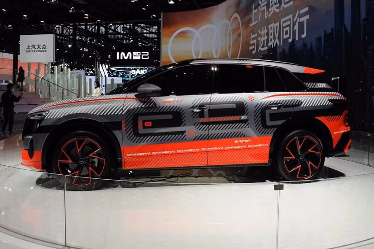 Mẫu xe trưng bày ở triển lãm chỉ có tên đơn giản là Audi Concept Shanghai chạy điện mới, và chắc chắn sẽ mang một cái tên khác khi được đưa vào sản xuất. Ngoài ra, một điều đáng lưu ý nữa là mẫu xe này sẽ chỉ dành độc quyền cho thị trường Trung Quốc.