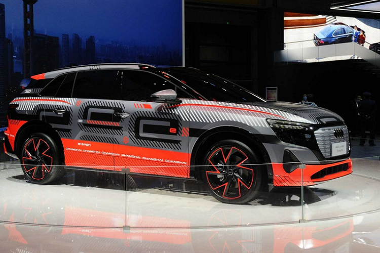 Với Audi tỏ ra kín tiếng, tất cả những gì chúng ta có thể làm là suy đoán. Cân nhắc chiều dài tổng thể của xe đã được công bố, có lẽ phiên bản sản xuất sẽ tương đương với Volkswagen ID.6 cũng vừa ra mắt tại Triển lãm Ô tô Thượng Hải năm nay. Mẫu SUV điện 3 hàng ghế đó cũng sử dụng khung gầm MEB và có chiều dài 4.876 mm. Tuy nhiên, đây chỉ đơn thuần là một suy đoán mà thôi.