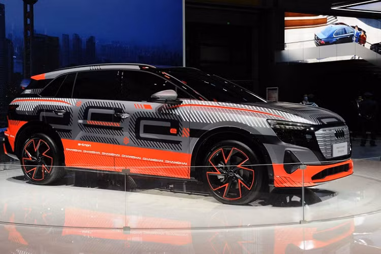 Với Audi tỏ ra kín tiếng, tất cả những gì chúng ta có thể làm là suy đoán. Cân nhắc chiều dài tổng thể của xe đã được công bố, có lẽ phiên bản sản xuất sẽ tương đương với Volkswagen ID.6 cũng vừa ra mắt tại Triển lãm Ô tô Thượng Hải năm nay. Mẫu SUV điện 3 hàng ghế đó cũng sử dụng khung gầm MEB và có chiều dài 4.876 mm. Tuy nhiên, đây chỉ đơn thuần là một suy đoán mà thôi.