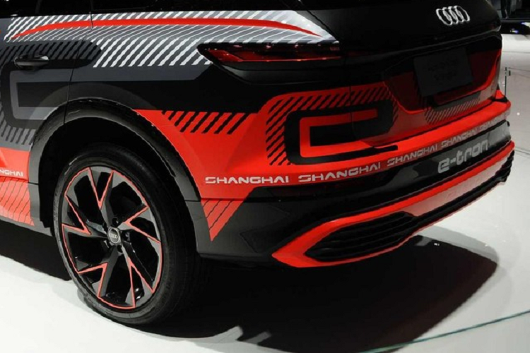 Con số trên Audi Shanghai hạng sang điện này khiến nó dài gần bằng SUV Audi e-tron đang được bán tại nhiều nơi trên thế giới, và một số nguồn tin địa phương nói rằng nó sẽ được chế tạo dựa trên khung gầm MEB của Volkswagen Group, tương tự như Q4 e-tron and Q4 Sportback e-tron cỡ nhỏ hơn. Chiếc xe concept được trưng bày ở triển lãm có bọc ngụy trang với dấu ấn e-tron và tất cả cửa sổ đều được che đen kịt, đồng nghĩa công ty chưa sẵn sàng hé lộ nội thất của xe mới