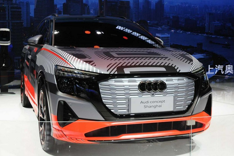 Trong khi A7L sẽ là mẫu Audi đầu tiên ở Trung Quốc được phát triển với đối tác địa phương của Volkswagen Group là SAIC – những mẫu khác được phát triển với một đối tác khác là FAW – mẫu xe điện mới này không ở xa phía sau. Được coi là một concept nghiên cứu ở thời điểm hiện tại, song nó sẽ tiến hóa thành một mẫu xe sản xuất vào nửa cuối năm nay. Các thông tin chi tiết vẫn còn khan hiếm, nhưng chúng ta biết rằng nó sẽ dài 4.870 mm.