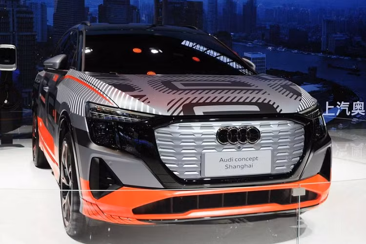 Trong khi A7L sẽ là mẫu Audi đầu tiên ở Trung Quốc được phát triển với đối tác địa phương của Volkswagen Group là SAIC – những mẫu khác được phát triển với một đối tác khác là FAW – mẫu xe điện mới này không ở xa phía sau. Được coi là một concept nghiên cứu ở thời điểm hiện tại, song nó sẽ tiến hóa thành một mẫu xe sản xuất vào nửa cuối năm nay. Các thông tin chi tiết vẫn còn khan hiếm, nhưng chúng ta biết rằng nó sẽ dài 4.870 mm.