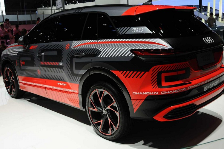 Nếu đúng như vậy, ta có thể kỳ vọng phiên bản xịn nhất của mẫu SUV điện mới sẽ có trang bị hệ dẫn động AWD Quattro với 2 mô tơ điện cung cấp tổng công suất 302 mã lực và 310 Nm mô-men xoắn cực đại, tương đương bản ID.6 mô tơ kép, hoặc mạnh mẽ hơn nữa để xứng danh Audi. Ở ID.6, công suất này cho phép nó gia tốc từ 0-100 km/h trong 6,6 giây và tốc độ tối đa hạn chế điện tử 160 km/h.