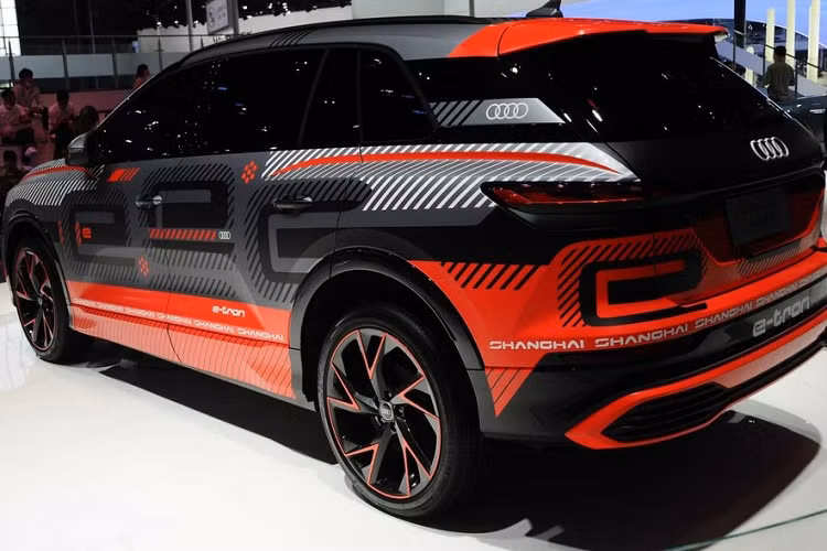 Nếu đúng như vậy, ta có thể kỳ vọng phiên bản xịn nhất của mẫu SUV điện mới sẽ có trang bị hệ dẫn động AWD Quattro với 2 mô tơ điện cung cấp tổng công suất 302 mã lực và 310 Nm mô-men xoắn cực đại, tương đương bản ID.6 mô tơ kép, hoặc mạnh mẽ hơn nữa để xứng danh Audi. Ở ID.6, công suất này cho phép nó gia tốc từ 0-100 km/h trong 6,6 giây và tốc độ tối đa hạn chế điện tử 160 km/h.