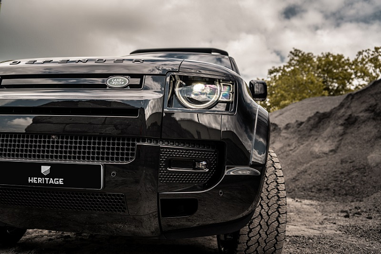 Chiếc Land Rover Defender này sử dụng bộ mâm hợp kim rèn 22 inch với lớp sơn hoàn thiện Tuxedo Black cùng màu thân xe.