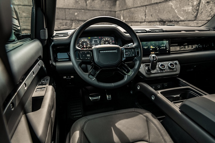 Dễ dàng nhận thấy Valiance Tuxedo Black được bổ sung thêm thanh giá nóc lớn cùng một chiếc thang cứng cáp ở bên hông.