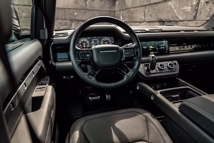 Dễ dàng nhận thấy Valiance Tuxedo Black được bổ sung thêm thanh giá nóc lớn cùng một chiếc thang cứng cáp ở bên hông.