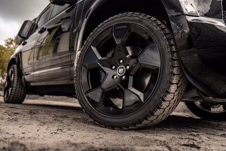 Tuy nhiên, khách hàng cũng có thể lựa chọn thay thế bằng bộ mâm sơn đen mờ hoặc mâm cỡ 20 inch nhỏ hơn.