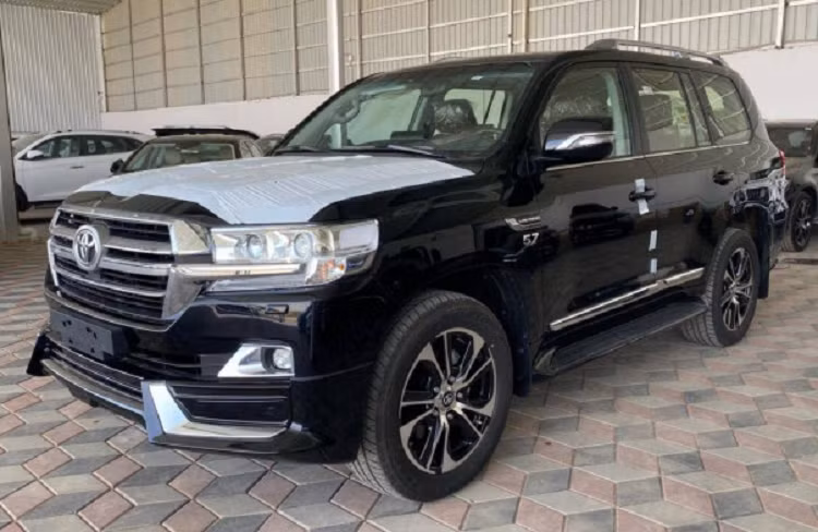 Doanh nghiep bi lua mua xe Toyota Land Cruiser VXS dang qua tang