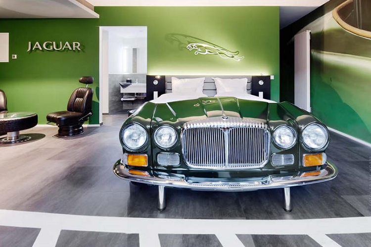 Bạn là một người thích BMW? V8 Hotel có một phòng với giường ngủ từ BMW E36. Đối với những người đam mê off-road, một căn phòng khác được thiết kế theo chủ đề xung quanh Jeep Wrangler.