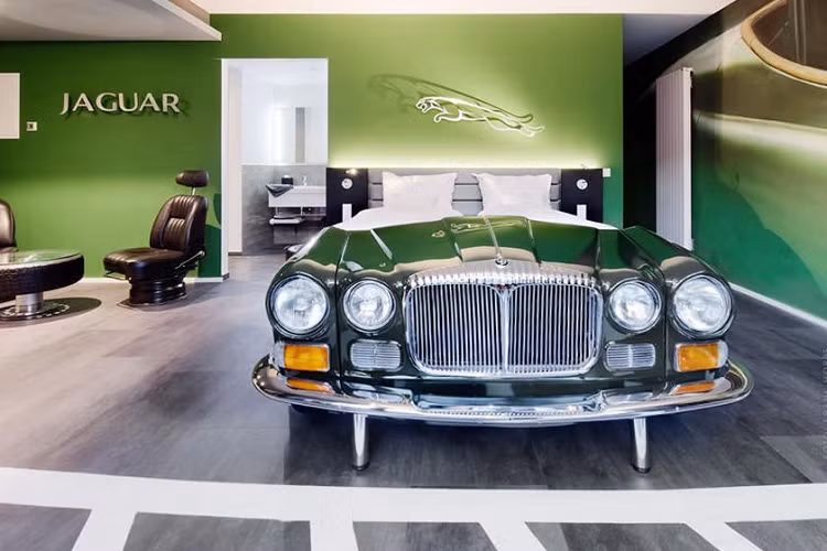 Bạn là một người thích BMW? V8 Hotel có một phòng với giường ngủ từ BMW E36. Đối với những người đam mê off-road, một căn phòng khác được thiết kế theo chủ đề xung quanh Jeep Wrangler.