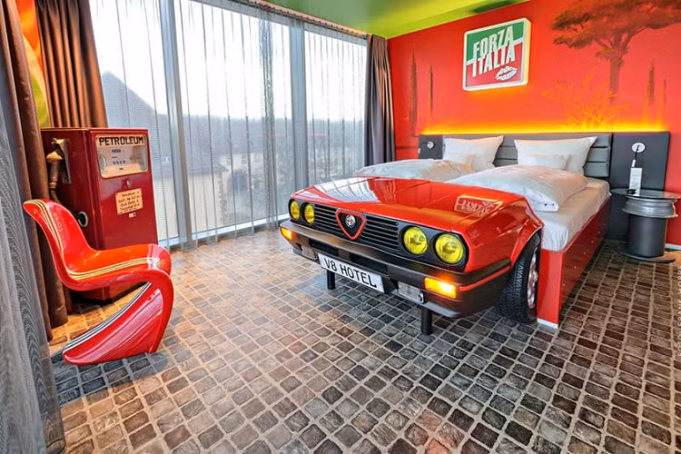 Thậm chí khách sạn còn có một căn phòng kiểu nhà xưởng, nơi bạn ngủ trên một chiếc Morris Minor có mái che đang được kiểm tra.