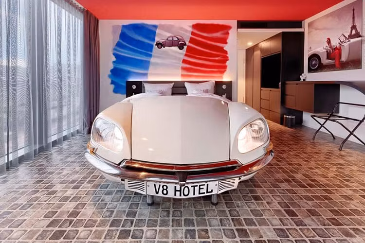 Nếu bạn muốn có thêm chỗ ở sang trọng, bạn có thể lựa chọn giường V12 Mercedes Suite với 4 tầng.