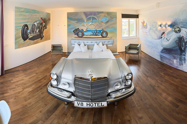 Nằm ở trung tâm của Stuttgart trong khu vực MotorWorld, V8 Hotel cho dân mê xe được thiết kế khá độc. Kể từ năm 2018, khách sạn này đã thu hút mọi người từ khắp nơi trên thế giới với 153 phòng, trong đó có 26 phòng được thiết kế theo chủ đề đặc biệt với nội thất và giường làm từ phụ tùng xe thật. Không chỉ vậy, khách sạn còn cung cấp một loạt các hoạt động, tất cả đều hướng đến những người yêu thích ôtô, môtô, và thậm chí máy bay.