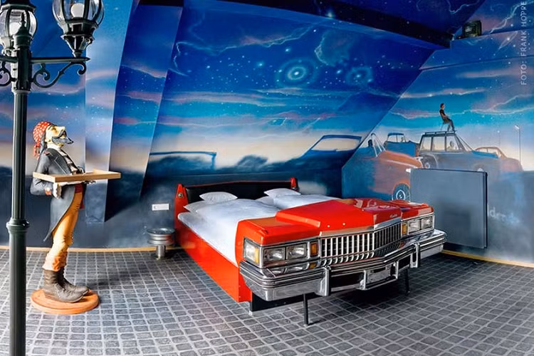 Những hoạt động này cũng thường đi kèm với gói ăn ở và bao ăn uống, do đó bạn sẽ cần chi nhiều tiền hơn. Mỗi phòng theo chủ đề sẽ có giá trên 200 USD mỗi đêm, trong khi V12 Mercedes Suite có giá gần 800 USD mỗi đêm.