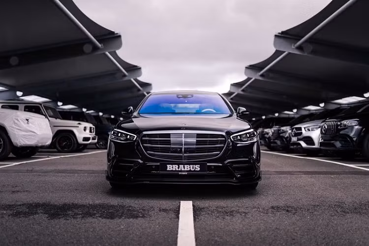 Mercedes-Benz S-Class 2021 của Brabus còn có các tấm kim loại độc quyền màu sáng trắng hoặc có thể đổi màu đồng bộ với đèn nền trong cabin.
