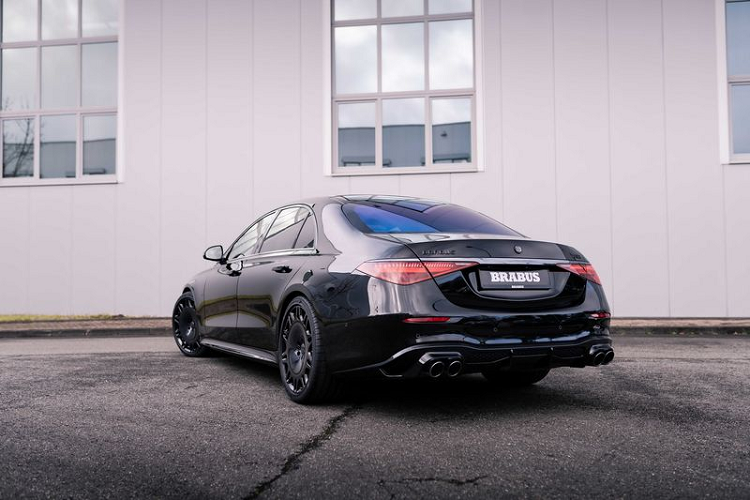 Đối với biến thể S400d dùng động cơ dầu diesel tăng áp, Brabus cũng thực hiện một số sửa đổi để xe mạnh tới 365 mã lực / 750 Nm (nguyên bản là 325 mã lực / 700 Nm), giúp xe chạy nước rút từ 0 - 100 km/h trong 5,2 giây, cải thiện 0,2 giây, tốc độ tối đa vẫn là 250 km/h.