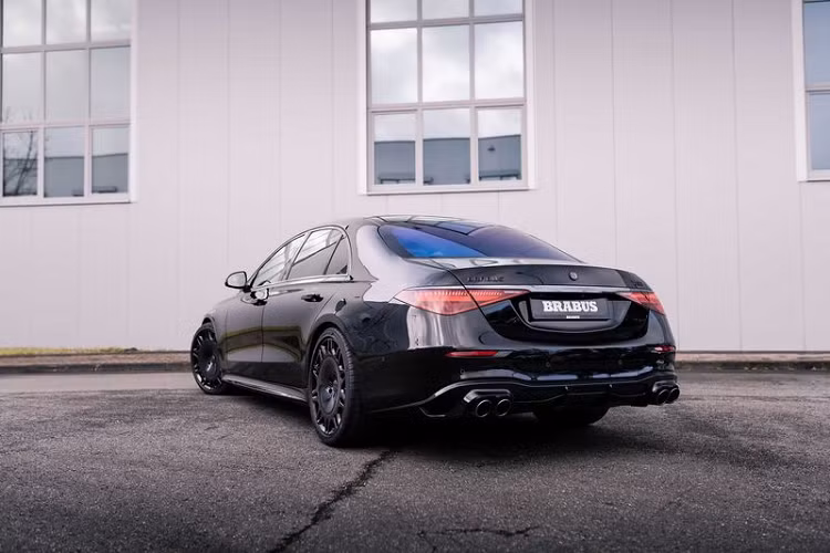 Đối với biến thể S400d dùng động cơ dầu diesel tăng áp, Brabus cũng thực hiện một số sửa đổi để xe mạnh tới 365 mã lực / 750 Nm (nguyên bản là 325 mã lực / 700 Nm), giúp xe chạy nước rút từ 0 - 100 km/h trong 5,2 giây, cải thiện 0,2 giây, tốc độ tối đa vẫn là 250 km/h.