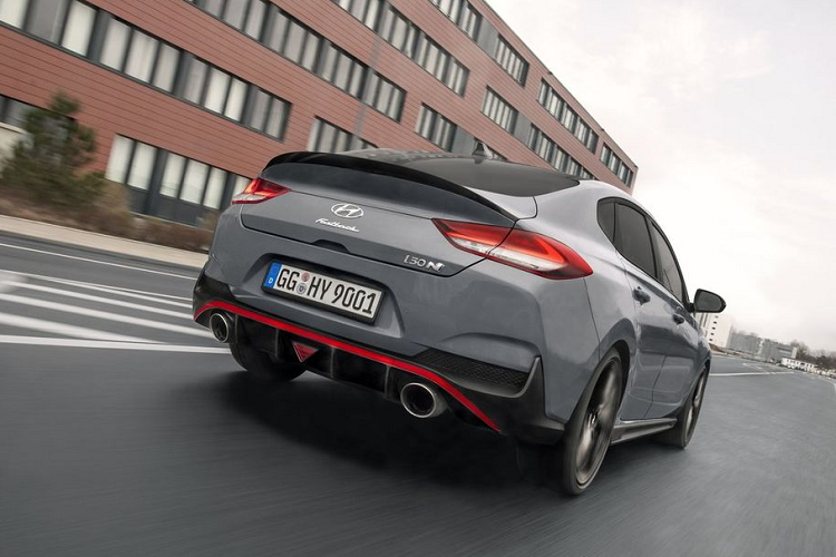 Về công nghệ an toàn, Hyundai i30 Fastback N sở hữu: phanh khẩn cấp tự động với tính năng phát hiện người đi bộ (dựa trên camera), hỗ trợ giữ làn đường, kiểm soát hành trình (không thích ứng), cảnh báo sự chú ý của người lái xe, giám sát áp suất lốp,…