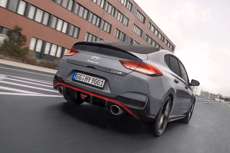 Về công nghệ an toàn, Hyundai i30 Fastback N sở hữu: phanh khẩn cấp tự động với tính năng phát hiện người đi bộ (dựa trên camera), hỗ trợ giữ làn đường, kiểm soát hành trình (không thích ứng), cảnh báo sự chú ý của người lái xe, giám sát áp suất lốp,…