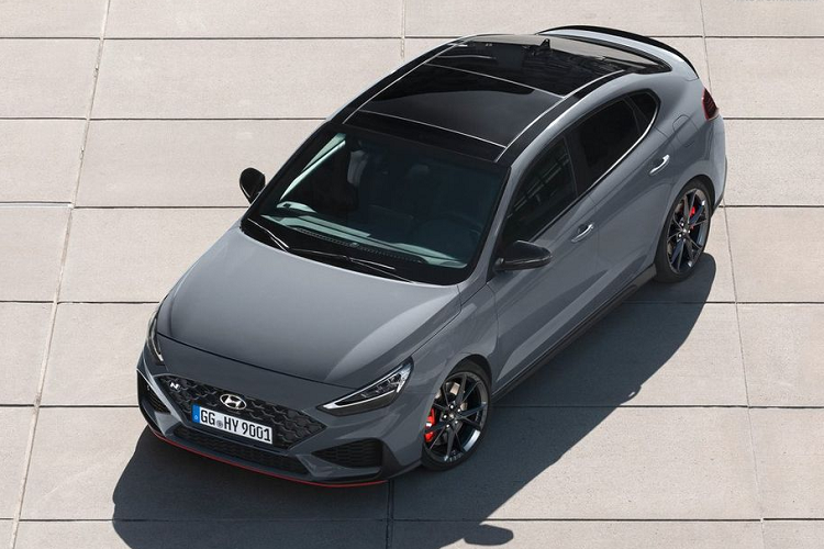 Một số trang bị đáng chú ý trên Hyundai i30 Fastback N Limited Edition gồm: màn hình cảm ứng thông tin giải trí 10,25 inch, ghế thể thao có sưởi N Light bọc da Alcantara, sạc điện thoại thông minh không dây, cảm biến xe trước/sau, ống xả thể thao năng động, khởi động bằng nút nhấn, gương ngoại thất gập điện, gương chiếu hậu tự động làm mờ, bộ giảm chấn thích ứng, bộ vi sai hạn chế trượt cơ điện, kích thước phanh trước tăng lên 360 mm,…