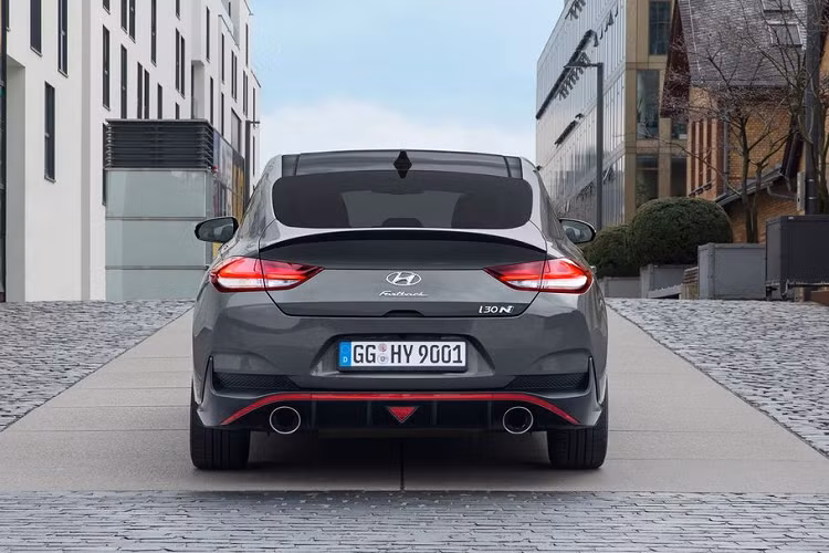 Sức mạnh của i30 Fastback N thừa hưởng từ động cơ xăng tăng áp 4 xi lanh, dung tích 2.0 lít của chiếc hatchback facelift, sản sinh công suất 280 mã lực và mô men xoắn 392 Nm. Đi kèm với động cơ này là 2 loại hộp số ly hợp kép 8 cấp hoặc hộp số sàn 6 cấp. Hyundai cho biết i30 N có khả năng tăng tốc từ 0-100km/h trong 5,4 giây cho biến thể ly hợp kép tự động với tốc độ tối đa đạt 250km/h. Ngoài ra, xe còn được trang bị thêm một loạt chế độ lái N như: N Power Shift, N Track Sense Shift và N Grin Shift, N Custom.