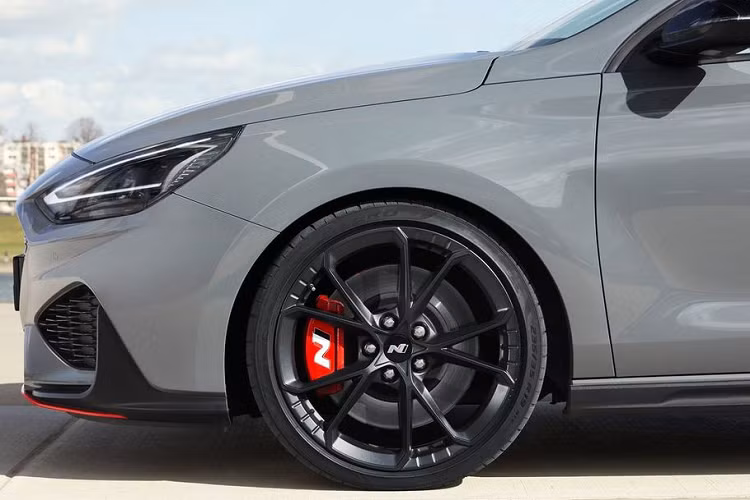 Về thiết kế, Hyundai i30 Fastback N đặc biệt sở hữu cánh lướt gió rời màu đen bóng và đèn sương mù phía sau hình tam giác được tích hợp vào giữa cản sau. Đây là một trong những điểm khác biệt giữa hai biến thể fastback và hatchback của Hyundai i30 N.