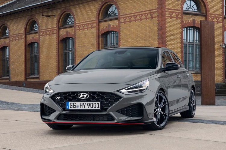 Xe chỉ có sẵn 500 chiếc cho khách hàng đặt mua, mức giá xe Hyundai i30 Fastback N Limited Edition khởi điểm khoảng 36.000 USD (khoảng 828 triệu đồng) cho phiên bản hộp số sàn và 38.200 USD (khoảng 878 triệu đồng) cho phiên bản hộp số ly hợp kép.