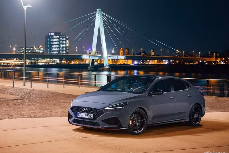 Hyundai i30 Fastback N Limited Edition mới đi kèm bộ vành hợp kim rèn 19 inch được bao bởi lốp Pirelli P Zero HN, có trọng lượng giảm 14,4 kg so với thế hệ trước facelift. Tùy chọn duy nhất kèm theo trên chiếc fastback phiên bản giới hạn là cửa sổ trời toàn cảnh, với mức giá thêm khoảng 1.102 USD (~25 triệu VNĐ)