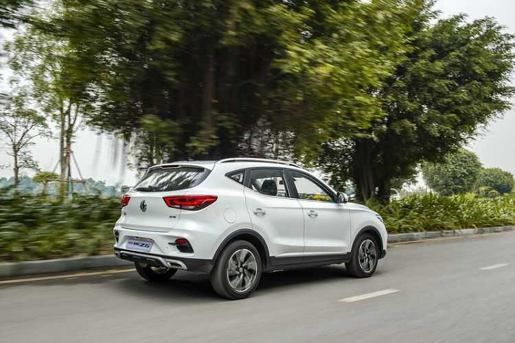 Tại Việt Nam, giá xe MG ZS 2021 được phân phối chính hãng với 2 phiên bản gồm ZS Lux 619 triệu đồng và ZS COM 569 triệu đồng. Phiên bản cao nhất của ZS 2021 rẻ hơn bản cũ 20 triệu đồng trong khi bản ZS COM tăng 4 triệu so với bản cũ. Kết hợp với gói bảo hành 5 năm không giới hạn km cùng chương trình 5 năm cứu hộ MG Care miễn phí, MG ZS Smart Up hứa hẹn sẽ trở thành lựa chọn cực kỳ lý tưởng cho khách hàng trong phân khúc xe đô thị gầm cao cỡ nhỏ.