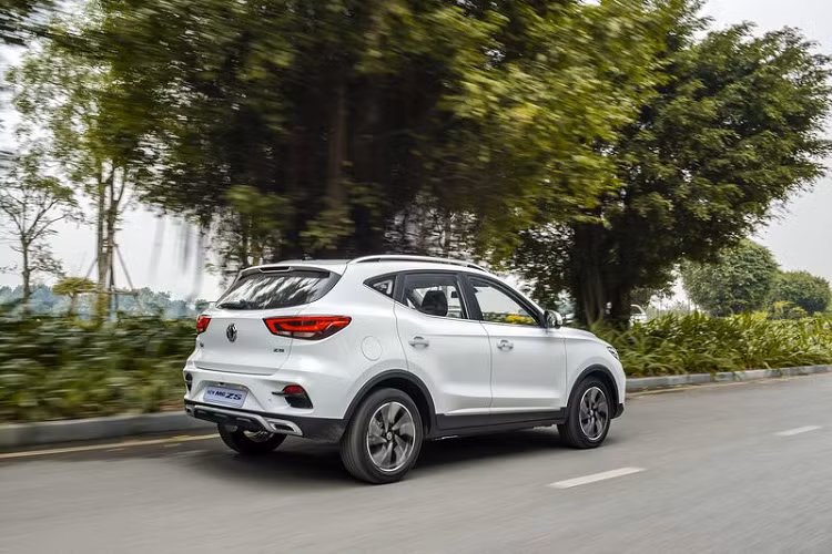 Tại Việt Nam, giá xe MG ZS 2021 được phân phối chính hãng với 2 phiên bản gồm ZS Lux 619 triệu đồng và ZS COM 569 triệu đồng. Phiên bản cao nhất của ZS 2021 rẻ hơn bản cũ 20 triệu đồng trong khi bản ZS COM tăng 4 triệu so với bản cũ. Kết hợp với gói bảo hành 5 năm không giới hạn km cùng chương trình 5 năm cứu hộ MG Care miễn phí, MG ZS Smart Up hứa hẹn sẽ trở thành lựa chọn cực kỳ lý tưởng cho khách hàng trong phân khúc xe đô thị gầm cao cỡ nhỏ.