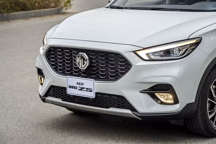 Thiết kế lưới tản nhiệt và cụm đèn tạo góc chênh lớn trên thế hệ 2021 cũng gợi nhớ đến mẫu xe thể thao Ford Mustang đình đám. La-zăng 17 inch 5 chấu kép lấy cảm hứng từ lưỡi rìu Tomahawk cùng cụm đèn hậu LED dạng khói mờ cũng là những điểm nhấn chính ở ngoại thất của MG ZS 2021.