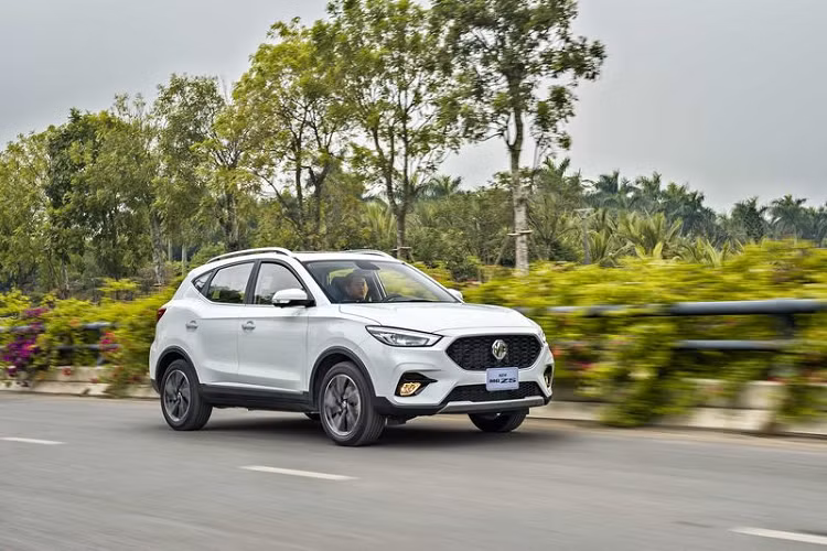 MG ZS 2021 mới vẫn được duy trì các trang bị an toàn như: chống bó cứng phanh (ABS), phân phối lực phanh điện tử (EBD), hỗ trợ lực phanh khẩn cấp (EBA), khởi hành ngang dốc (HHC), hỗ trợ đổ đèo (HDC), kiểm soát lực kéo (TCS), cân bằng điện tử (SCS), cảm biến áp suất lốp trực tiếp (TPMS) và 6 túi khí.
