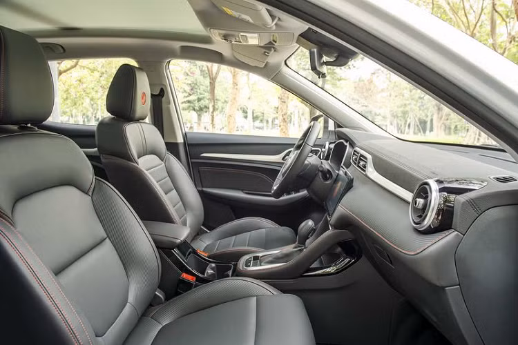 Nắm bắt nhu cầu của nhóm khách hàng thành thị, chiếc xe còn được trang bị thêm các cổng USB cho camera hành trình, cổng USB hàng ghế sau, cửa gió điều hòa cho hàng ghế sau, kết hợp cửa sổ trời toàn cảnh rộng nhất phân khúc, chiếm đến 90% diện tích trần xe với 7 cấp độ mở. Bộ lọc bụi mịn PM2.5 tích hợp vào hệ thống điều hòa cũng giúp tạo nên không gian an toàn, hiện đại và công nghệ đúng nghĩa trên một chiếc SUV đô thị cỡ nhỏ.