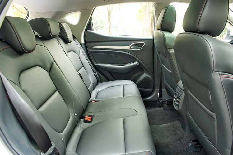 MG ZS 2021 mới được trang bị bộ hộp số vô cấp CVT hoàn toàn mới với 8 cấp giả lập duy nhất trong phân khúc với 03 chế độ lái ấn tượng: Thành phố, tiêu chuẩn và thể thao. Những trải nghiệm mới mẻ biến chiếc xe động cơ 1.5L 4 xi lanh, công suất cực đại 112 mã lực tại 6.000 vòng/ phút và mô men xoắn cực đại 150Nm tại 4.500 vòng/ phút, giúp xe đạt tới vận tốc tối đa 170km/h.