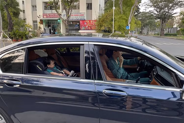 Với cương vị là tổng giám đốc công ty xây dựng ở Bình Dương, việc chọn chiếc xe sang BMW 740Li Pure Excellence thế hệ mới di chuyển trong ngày đầu tiên quay trở lại làm việc là khá phù hợp với hình ảnh doanh nhân của Cường Đô la.