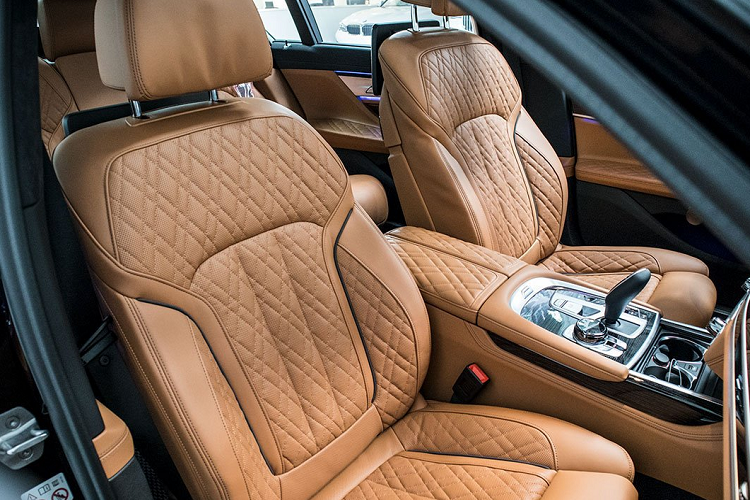 BMW 740Li Pure Excellence cũng chính là bản trang bị cuối cùng, đồng thời là bản nâng cấp thú vị của dòng xe BMW 7-Series đang bán tại thị trường Việt Nam. So với phiên bản cũ, BMW 740Li Pure Excellence của Cường Đô la chủ yếu được nâng cấp về mặt trang bị, thiết kế nhưng phần lớn ngoại hình của xe không có gì thay đổi nhiều.