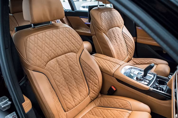 BMW 740Li Pure Excellence cũng chính là bản trang bị cuối cùng, đồng thời là bản nâng cấp thú vị của dòng xe BMW 7-Series đang bán tại thị trường Việt Nam. So với phiên bản cũ, BMW 740Li Pure Excellence của Cường Đô la chủ yếu được nâng cấp về mặt trang bị, thiết kế nhưng phần lớn ngoại hình của xe không có gì thay đổi nhiều.