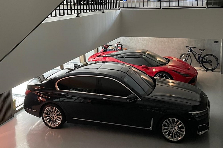 Từ nhà riêng ở quận 7, Cường Đô la không chọn chìa khóa siêu xe Ferrari F8 Tributo, cũng chẳng phải là chiếc xe tốc độ Mercedes-AMG GT R hay Coupe siêu sang Rolls-Royce Wraith, thay vào đó, chiếc xe sang BMW 740Li Pure Excellence được chồng của anh chỉ định để tài xế đưa mình xuống Bình Dương đi làm sau gần 4 tháng ở nhà chống dịch Covid-19.