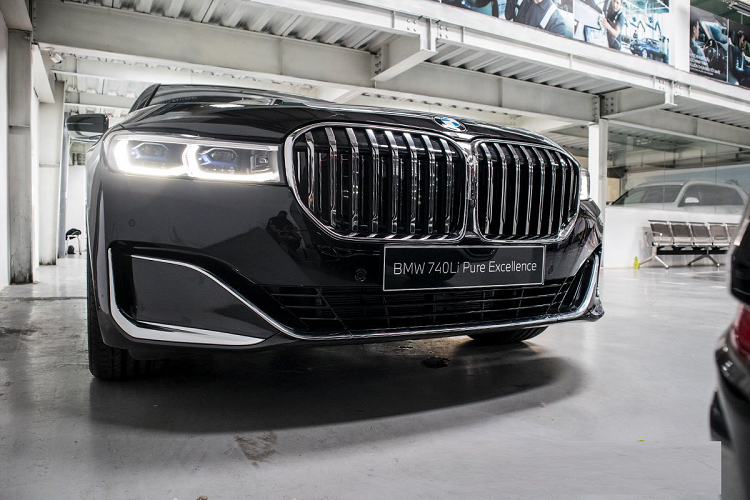 Động cơ của BMW 740Li Pure Excellence vẫn là máy xăng I6 Twin Power Turbo dung tích 3.0L với công suất 340 mã lực tại tua máy 5.500 - 6.500 vòng/phút và mômen xoắn cực đại 450 Nm tại tua máy 1.500 - 5.200 vòng/phút. Hộp số tiêu chuẩn của xe là loại tự động 8 cấp Steptronic.